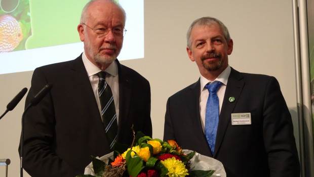 Norbert Holthenrich (rechts) überreichte bei der Interzoo-Pressekonferenz Hans-Jochen Büngener zum Dank für die geleistete Arbeit einen Blumenstrauß.