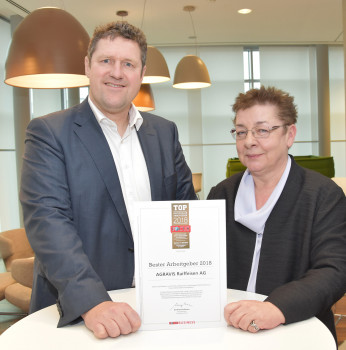 Andreas Rickmers, der Vorstandsvorsitzende der Agravis Raiffeisen AG, und Uta Löffler, Leiterin des Bereichs Personal und Recht im Unternehmen, freuen sich über die positiven Bewertungen. Andreas Rickmers, der Vorstandsvorsitzende der Agravis Raiffeisen AG, und Uta Löffler, Leiterin des Bereichs Personal und Recht im Unternehmen, freuen sich über die positiven Bewertungen.