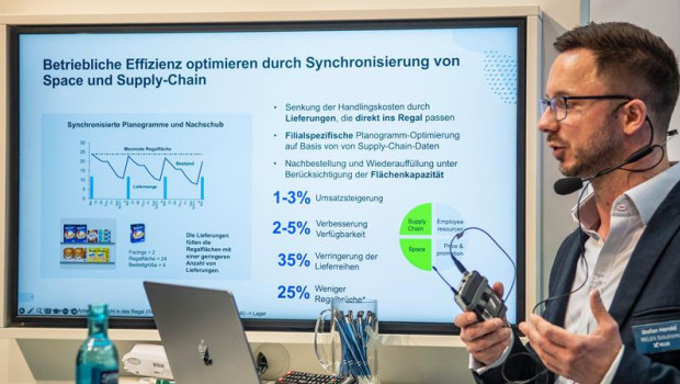 Stefan Herold erklärt das Prinzip der Systeme von Relex auf der EuroCis in Düsseldorf.&nbsp;&nbsp;