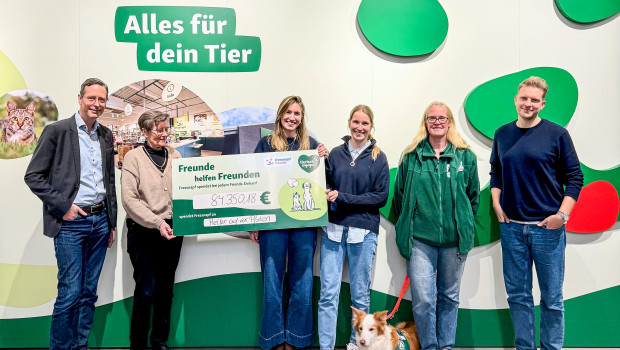 Spendenübergabe von Fressnapf (v.l.n.r.): Leif Kopernik (Geschäftsführung VDH), Christa Bremer (Projektleiterin), Laura Eickhorn (Fressnapf), Theresa Spenrath (Fressnapf), Natalie Seyffert (Helfer auf vier Pfoten) und Johannes Schuster (Fressnapf).