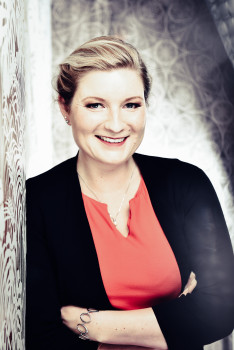 Alke Eva Wallmeyer ist bei Oase für ein kundenorientiertes Marketing unter Berücksichtigung regionaler oder nationaler Erfordernisse verantwortlich. Alke Eva Wallmeyer ist bei Oase für ein kundenorientiertes Marketing unter Berücksichtigung regionaler oder nationaler Erfordernisse verantwortlich.