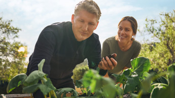 Ana Ivanović und Bastian Schweinsteiger bei Toom