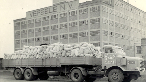 m Laufe von vier Generationen (im Bild: 1937) hat sich Versele-Laga von einem kleinen Viehfutterhersteller zu einem internationalen Produzenten hochwertiger Nahrungs- und Pflegeprodukte für Heimtiere entwickelt.