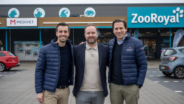 Marcel Bersch (M.; Geschäftsführer ZooRoyal) freut sich mit Christian Glaser (l.) und Julius von Bothmer (beide Geschäftsführung Medivet) über die Zusammenarbeit.