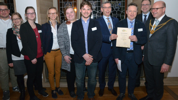 Aus den Händen von Münsters Oberbürgermeister Markus Lewe (rechts) und Samir Khayat, Referatsleiter im Ministerium für Klimaschutz, Umwelt, Landwirtschaft, Natur und Verbraucherschutz des Landes Nordrhein-Westfalen, nahmen die Agravis-Mitarbeiter die Auszeichnung entgegen.