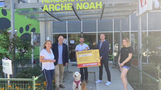 Freude im Tierschutzhaus über die neue Spende (von links): Andrea Hasler (Kassiererin Aktiver Tierschutz), Norbert Steinwidder (Futterhaus-Geschäftsführer), Charly Forstner (Obmann Arche Noah), Bernd Tatschl (Futterhaus) und Nadine Harrer (Vorstandassistentin Aktiver Tierschutz).