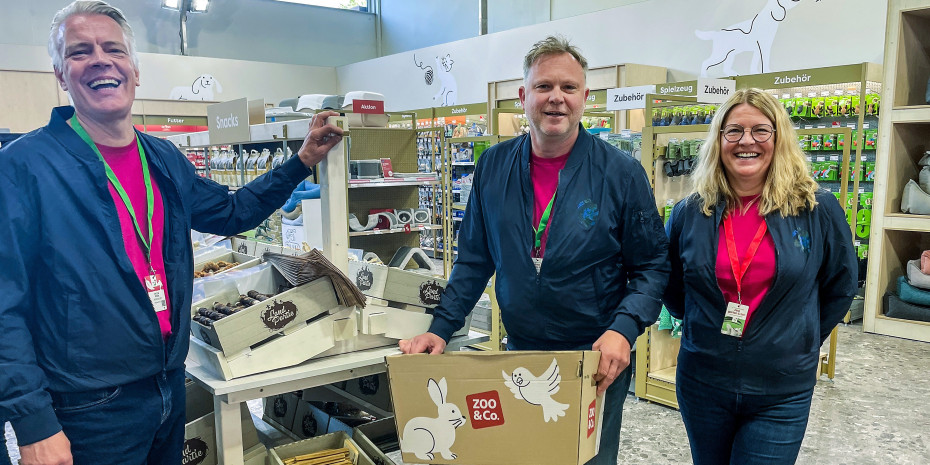 Vorstand Peter Pohl (von links), Head of Brands Carsten Markus und Katrin Alexy, Leitung Category Management für den Bereich Futter, stellten das neue Markengesicht von Zoo und Co. vor.