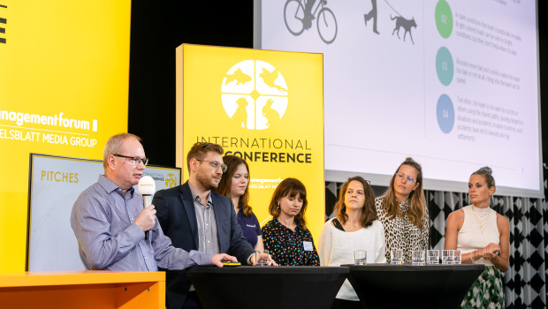 Auf dem Heimtier-Kongress in Hamburg werden sich die nominierten Newcomer den Besuchern vorstellen, im Bild: die Vorstellungsrunde im vorigen Jahr auf der International Pet Conference in Bologna.