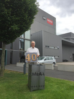Mitarbeiter und Kollegen haben Bernd Vos zu seinem Firmenjubiläum eine Sonderversion des Knabberriesen in Form einer großen 40 gemacht.