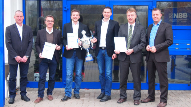 Freuten sich über den Lieferpokal (von links): Ingo Garbe (NBB Fachmärkte für Tier + Garten GmbH), Magnus Hoveling (Deutsche Cuxin Marketing GmbH), Holger Günzel und Alexander Hansen (Trixie Heimtierbedarf GmbH), Werner Großeschallau (Bruno Nebelung GmbH), Cord Kirchmann (NBB Fachmärkte für Tier + Garten GmbH).