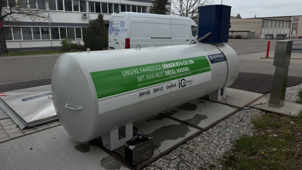 Interquell LKWs und Sprinter tanken nun synthetischen Kraftstoff an eigens für Interquell vorgesehener HVO100-Betriebs-Tankstelle.