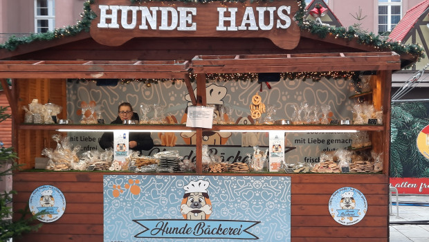 Frisch gebackene Snacks für Hunde gab es auf dem Karlsruher Weihnachtsmarkt.