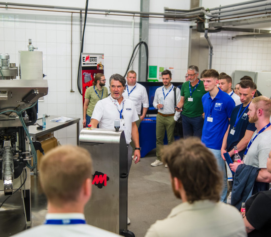 Vorführung der Lebensmittelmaschine von Emerito im Technikum. Vorführung der Lebensmittelmaschine von Emerito im Technikum.
