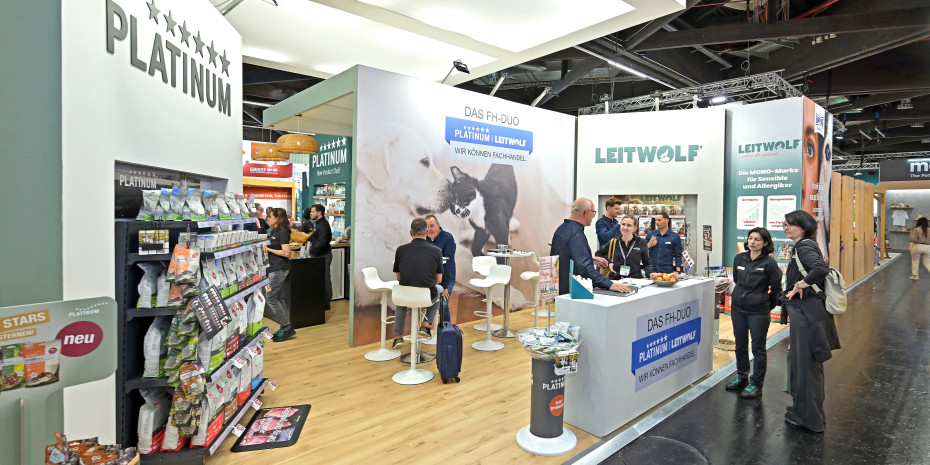 Das Markenduo für den Fachhandel präsentierte sich erfolgreich auf der Interzoo – die klare Strategie, die sich im neuen Claim „Wir können Fachhandel“ widerspiegelt, stieß auf positive Resonanz der Standbesucher. Das Markenduo für den Fachhandel präsentierte sich erfolgreich auf der Interzoo – die klare Strategie, die sich im neuen Claim „Wir können Fachhandel“ widerspiegelt, stieß auf positive Resonanz der Standbesucher.