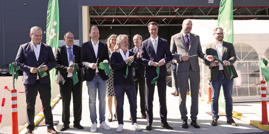 Christian Buschmann, Dr. Ralf Nolten, Daniel Behlert, Torsten Toeller, Hendrik Wüst MdL, Dr. Timo Czech, und Andy Busch (v. l. n. r.) schnitten gemeinsam das Band bei der Eröffnung des fünften Zentrallagers von Fressnapf durch. Christian Buschmann, Dr. Ralf Nolten, Daniel Behlert, Torsten Toeller, Hendrik Wüst MdL, Dr. Timo Czech, und Andy Busch (v. l. n. r.) schnitten gemeinsam das Band bei der Eröffnung des fünften Zentrallagers von Fressnapf durch.