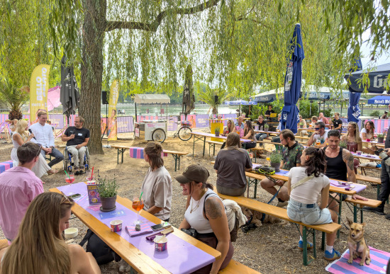 Zahlreiche Creator und Gäste waren in den Biergarten am Aachener Weiher gekommen, um die Neuheit auszuproieren. Zahlreiche Creator und Gäste waren in den Biergarten am Aachener Weiher gekommen, um die Neuheit auszuproieren.