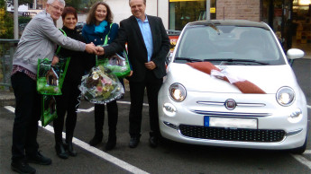 Zookauf und Kitekat übergeben Fiat 500