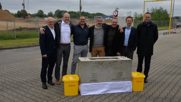 Die Grundsteinlegung in Polen wurde mit Dariusz Haremza, Benjamin Arnold, Tobias Müller, Tobias Pfoh, Stephan Hoose, Steffen Nüßlein und Torsten Hofman (von links) gefeiert.