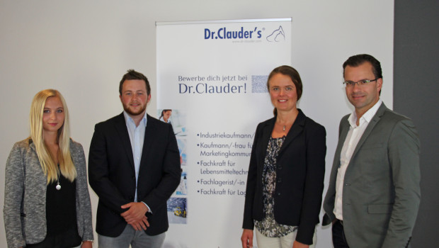 Freuen sich über den Start ins Ausbildungsjahr (von links): Mascha Butenweg und Pieter Oomen, Heike Leimbach, Personalwesen Dr.Clauder, und Alexander Gerards, CEO Dr. Clauder.