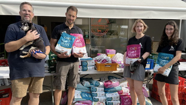 Hagen-Produktmanager Rouven Nichler (links) hat die Spende persönlich an das Team der Tiertafel Hamburg übergeben.