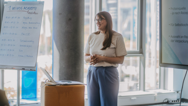 Sales Success Manager Lena Geppert bei der Vegdog-Roadshow.