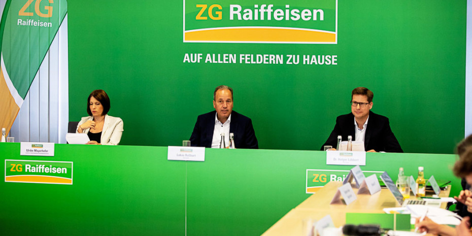 Auf der Bilanzpressekonferenz der ZG Raiffeisen wurden auch die Kooperationen des Unternehmens mit der RWA und der Fenaco-Gruppe erläutert. Das Bild zeigt (von links) Ulrike Mayerhofer (Leitung Unternehmenskommunikation) und die beiden Vorstände Lukas Roßhart und Dr. Holger Löbbert.