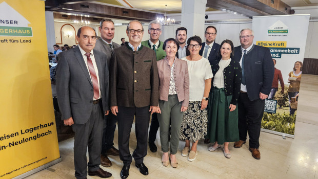 Herbert Schadenhofer (Geschäftsführer; v.l.n.r.) bei der Generalversammlung mit Karl Mayr (Obmann-Stellvertretung), Johannes Schuster (Generaldirektor RWA), Fritz Buchinger (Aufsichtsratsvorsitzender), Hedwig Kainzbauer (Gebietsbäuerin), Hannes Steinböck (Obmann-Stellvertretung), Eva Hagl-Lechner (Landesbäuerin Stellvertretung), Christoph Pesl (Geschäftsführer), Karin Baumgartner (Gebietsbäuerin Stellvertretung) und Michael Göschelbauer (Obmann).