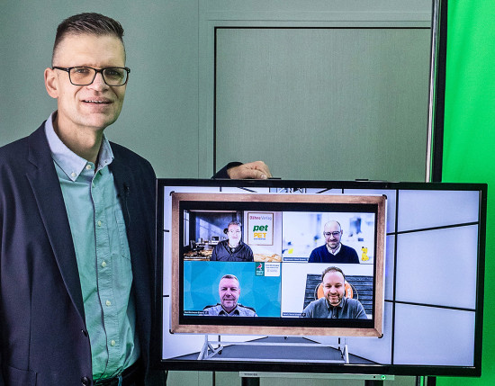 Stephan Schlüter begrüßt die Teilnehmer des Talks zu Trends und Onlinehandel.