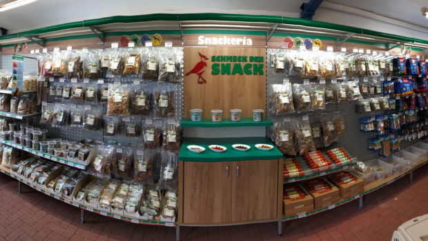 In allen drei Standorten wurde das neue Kiebitzmarkt-Ladenbaukonzept „Snackeria“ umgesetzt, welches eine Warenpräsentationsmöglichkeit für die Hunde-Snackartikel ermöglicht. In allen drei Standorten wurde das neue Kiebitzmarkt-Ladenbaukonzept „Snackeria“ umgesetzt, welches eine Warenpräsentationsmöglichkeit für die Hunde-Snackartikel ermöglicht.