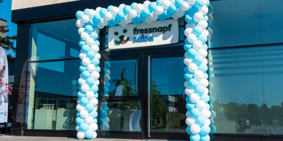Fressnapf betreibt seine  Grooming-Standorte in  Deutschland unter dem  Namen „Fressnapf Salon“.  Im Ausland heißen sie  „Maxi Zoo Salon“.