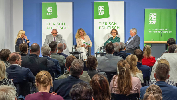 Antje Schreiber (M.) diskutierte mit (von links) Heike Mundt, Dr. Holger Vogel, Julia von Gablenz und Prof. Kurt Kotrschal.
