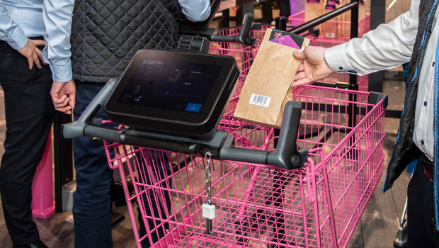 Self-Scanning und „intelligente“ Einkaufswagen werden in immer mehr Branchen beliebter.