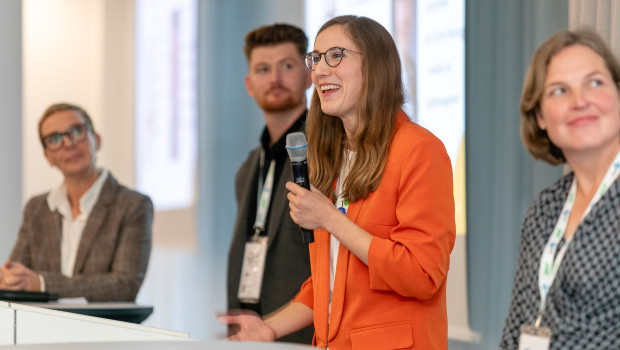 In fünfminütigen Pitches stellen sich die nominierten Start-ups den Besucherinnen und Besuchern des Heimtier-Kongresses vor, im Bild: die Vorstellungsrunde auf dem Heimtier-Kongress 2023. 