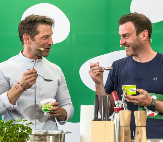 Auch Spitzenkoch Alexander Kumptner (l.) und Matthias Lebens probierten die Frisch-Menüs. Auch Spitzenkoch Alexander Kumptner (l.) und Matthias Lebens probierten die Frisch-Menüs.