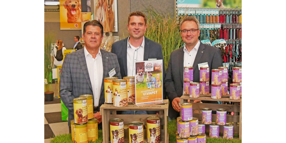 Vertriebsleiter Stefan Homann (links), der Category Manager Heimtier Sebastian Hesse (rechts) und sein Stellvertreter Johannes Emmerich (Mitte) freuen sich über den Erfolg der erst im Frühjahr eingeführten Eigenmarke „Vivapet“.