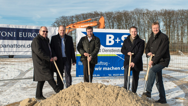 Packen beim Spatenstich mit an (von links): B+S-Geschäftsführer Hans-Dieter Schürmeyer und Stefan Brinkmann, Felix Zilling vom Investor Panattoni sowie die Bürgermeister Michael Meyer-Hermann und Dirk Speckmann.