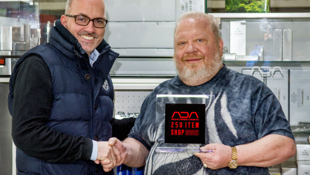 Jörg Buhlmann, Geschäftsführer European Aquaristics GmbH (links), überbrachte Norbert Zajac die Auszeichnung und verlieh die offizielle 250item Plakette.