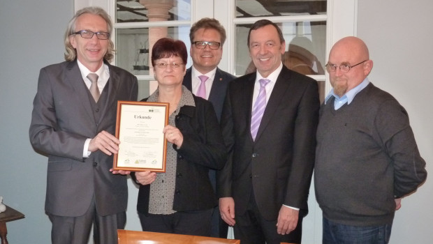 Roland Böhme, Geschäftsführer von JBL (links), und Dr. Ursula Schrott, Projektleitung Energieeffizienz, nahm die Urkunde für Nachhaltiges Wirtschaften entgegen.
