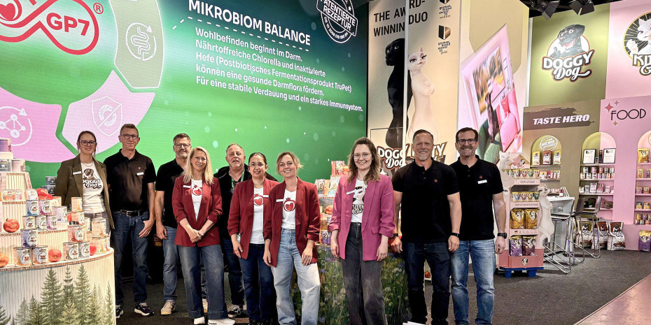 Nach Monaten intensiver Planung, kreativer Entwicklung und viel Herzblut war es auf der Interzoo so weit: Das Team von GranatPet durfte den Markenrelaunch, das neue Verpackungsdesign und die Produktneuheiten der Öffentlichkeit präsentieren. Nach Monaten intensiver Planung, kreativer Entwicklung und viel Herzblut war es auf der Interzoo so weit: Das Team von GranatPet durfte den Markenrelaunch, das neue Verpackungsdesign und die Produktneuheiten der Öffentlichkeit präsentieren.