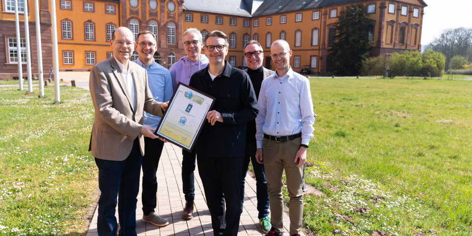 Zum vierten Mal ausgezeichnet: Green-Brands-Geschäftsführer  Norbert Lux (l.) überreichte das Zertifikat persönlich an Brandlead Rafael Rybandt und sein Team. 