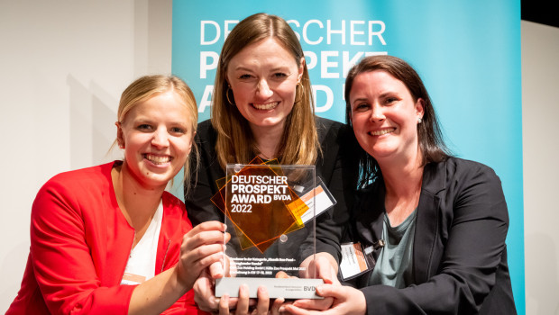 Das Team von Kölle Zoo freut sich über den Award (von links): Franziska Kumpf (Senior Marketing Managerin), Laura Hoffmann (Marketing Assistentin) und Sheela Rübenach (Grafikdesignerin).