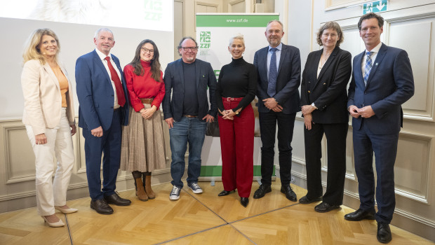 Antje Schreiber, Norbert Holthenrich, Anna Aeikens, Volker Ennenbach, Silvia Breher, Prof. Dr. Achim Gruber, Dr. Christine Bothmann und Gordon Bonnet (v.l.n.r.) beim Parlamentarischen Abend des ZZF. Antje Schreiber, Norbert Holthenrich, Anna Aeikens, Volker Ennenbach, Silvia Breher, Prof. Dr. Achim Gruber, Dr. Christine Bothmann und Gordon Bonnet (v.l.n.r.) beim Parlamentarischen Abend des ZZF.