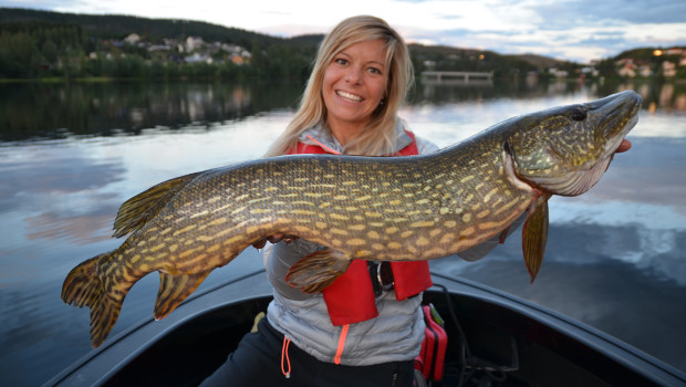 Mit dem Bereich „Catch & Connect – Women’s Circle“ wird erstmals auf der Aqua-Fisch ein Treffpunkt geschaffen, an dem sich gezielt Frauen vernetzen und austauschen können – organisiert von der Angel-Influencerin Babs Kijewski.
