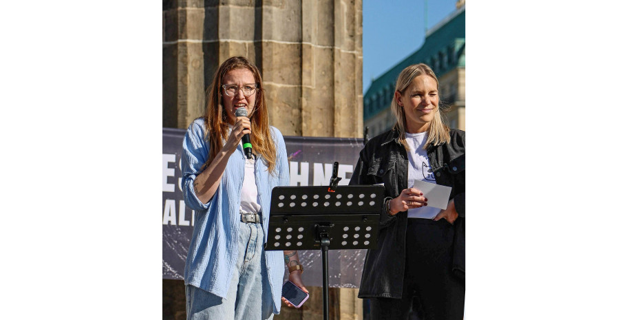 Madeline Metzsch (l.) und Saskia te Kaat standen für ihre Überzeugung auch auf der Demo in Berlin ein.
