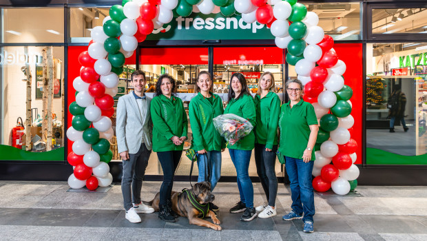 Regionalverkaufsleiter Mirco Grillo (links) und Filialleiterin Gina-Maria Meier (3. von rechts) eröffneten mit ihrem Team die neue Filiale in Sursee.