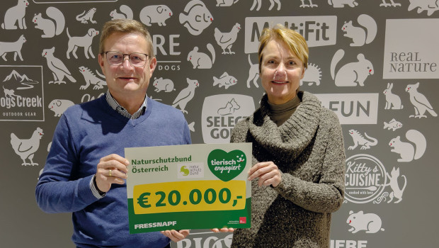 Hermann Aigner, Geschäftsführer Fressnapf Österreich, übergab einen Scheck über 20.000 Euro an Birgit Mair-Markart, Bundesgeschäftsführerin Naturschutzbund Österreich.