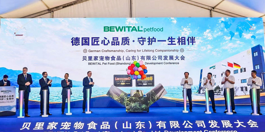 Bei der feierlichen Eröffnung von links: Daan Bernards (Werksleiter Bewital Weihai), Pico Petershagen (Geschäftsführung Bewital Unternehmensgruppe), Luis Duan (Geschäftsführer Mega petfood), Dr. Jürgen Wigger (Geschäftsführung Bewital Unternehmensgruppe und Bewital Petfood), Guang Defu (ehem. Botschafter China bei UN für Agri- und Lebensmittelsicherheit), Zhang Yunpeng (stellv. Verwaltungsleiter Weihai), Mr. Meng (Leiter Veterinäramt) und Qu Bo (Leiter Freihandelszone Weihai). Bei der feierlichen Eröffnung von links: Daan Bernards (Werksleiter Bewital Weihai), Pico Petershagen (Geschäftsführung Bewital Unternehmensgruppe), Luis Duan (Geschäftsführer Mega petfood), Dr. Jürgen Wigger (Geschäftsführung Bewital Unternehmensgruppe und Bewital Petfood), Guang Defu (ehem. Botschafter China bei UN für Agri- und Lebensmittelsicherheit), Zhang Yunpeng (stellv. Verwaltungsleiter Weihai), Mr. Meng (Leiter Veterinäramt) und Qu Bo (Leiter Freihandelszone Weihai).