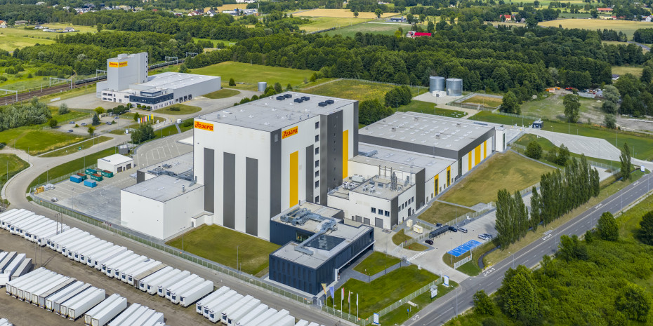 Das neue Werk verfügt über ein eigenes Gaskraftwerk, das nach dem Prinzip der Kraft-Wärme-Kälte-Kopplung (Trigeneration) arbeitet. Das heißt, dass Wärme, Strom und Kälte in einem integrierten Prozess gleichzeitig erzeugt werden. So kann Erbacher seinen ökologischen Fußabdruck verringern. Das neue Werk verfügt über ein eigenes Gaskraftwerk, das nach dem Prinzip der Kraft-Wärme-Kälte-Kopplung (Trigeneration) arbeitet. Das heißt, dass Wärme, Strom und Kälte in einem integrierten Prozess gleichzeitig erzeugt werden. So kann Erbacher seinen ökologischen Fußabdruck verringern.