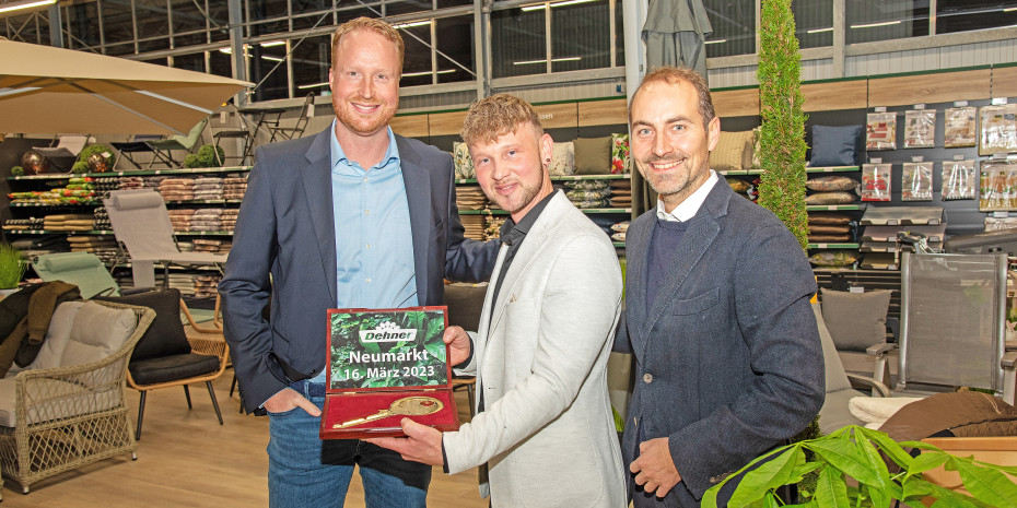 Symbolische Schlüsselübergabe  im neuen Dehner-Markt in  Neumarkt: (von links)  Frank Böing (CSO Dehner),  Axel Funk (Marktleiter) und  Georg Weber (CEO Dehner).