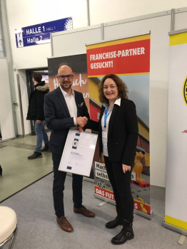 Jonas Meier und Michaela Fischer bei der Übergabe der Urkunde. Jonas Meier und Michaela Fischer bei der Übergabe der Urkunde.